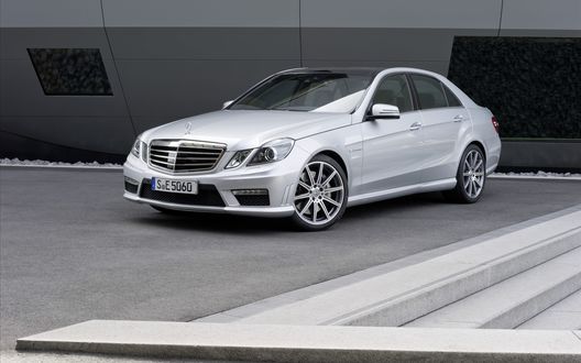 Обои на рабочий стол Mercedes-Benz E63 AMG серебряного цвета