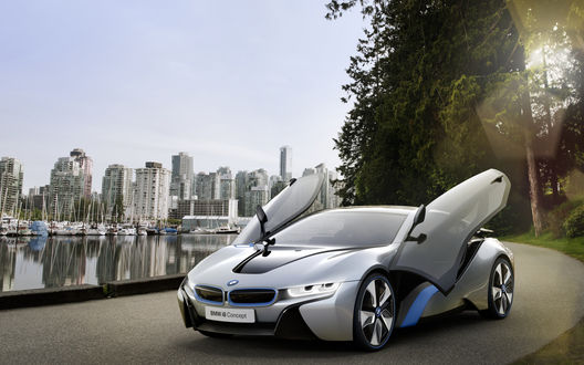 Обои на рабочий стол BMW i8 Concept Car стоит на набережной