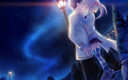 Обои на рабочий стол Юдзуру и Канадэ из аниме Angel Beats! целуются на фоне звездного неба