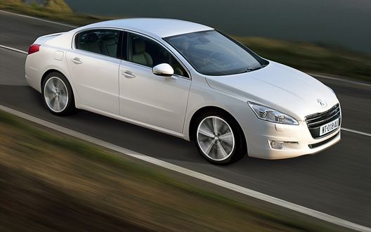 Обои на рабочий стол Peugeot 508 несется по дороге