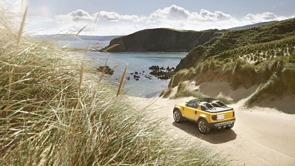Обои на рабочий стол Land Rover DC100 стоит у берега моря