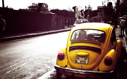 Обои на рабочий стол Volkswagen bug у обочины