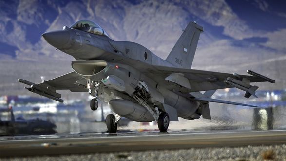 Обои на рабочий стол F16 Falcon отрывается от земли