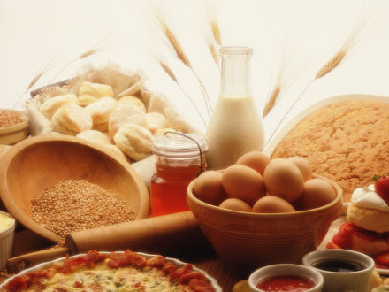 Обои на рабочий стол Стол с выпечкой и продуктами: молоко, яйца, зерно, мед, джем