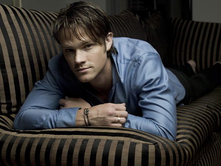 Обои на рабочий стол Актер Джаред Падалеки / Jared Padalecki в синей рубашке на полосатом диване