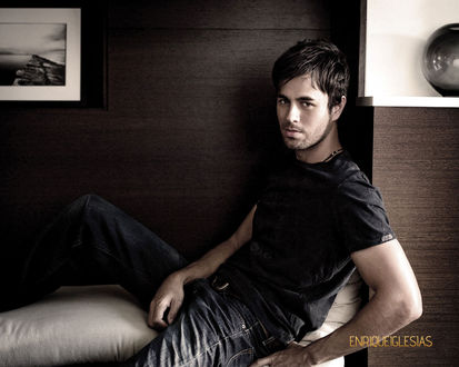 Обои на рабочий стол Певец Энрике Иглесиас / Enrique Iglesias на светлом диване у стены