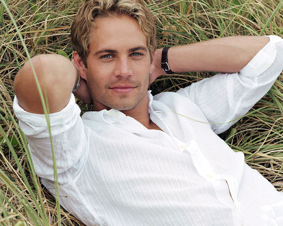 Обои на рабочий стол Актер Пол Уокер / Paul Walker  в белой рубашке на траве