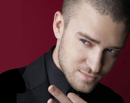 Обои на рабочий стол Певец Джастин Тимберлейк / Justin Timberlake в черном костюме и рубашке на бордовом фоне
