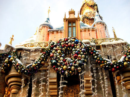 Обои на рабочий стол Новогодние декорации на замке в Диснейленде / Disneyland, Париж, Франция