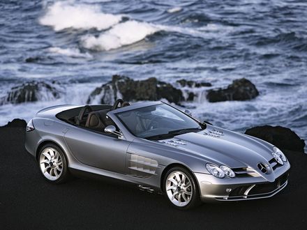Обои на рабочий стол Автомобиль Mercedes McLaren SLR Roadster на фоне моря
