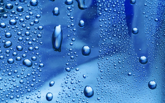 Обои на рабочий стол Капли воды на стекле голубого цвета