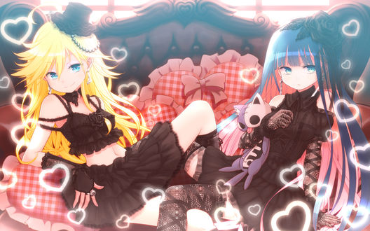 Обои на рабочий стол Труська и Чулка из аниме Panty & Stocking with Garterbelt сидят на диванчике