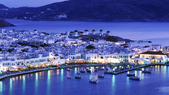 Обои на рабочий стол Вечерний густонаселенный остров Миконос / Mykonos, Греция