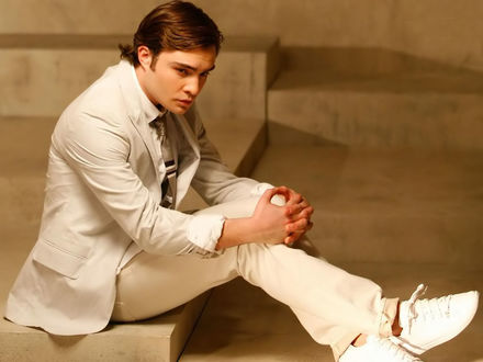 Обои на рабочий стол Актер Эд Вествик / Ed Westwick в элегантном бежевом костюме  и белой обуви сидит на ступенях