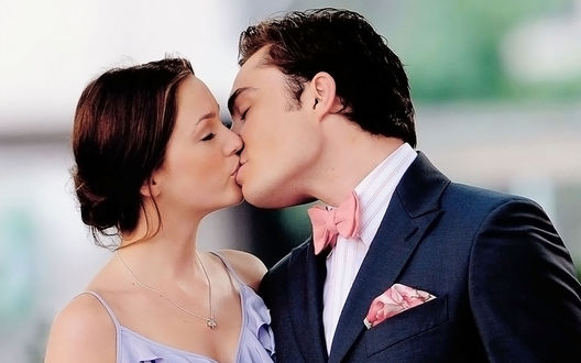 Обои на рабочий стол Поцелуй Чака и Блэр из сериала 'Сплетница / Gossip girl', актеры Эд Вествик / Ed Westwick  и Лейтон Мистер / Leighton Meester