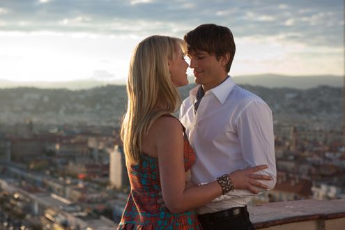 Обои на рабочий стол Актеры Эштон Катчер / Ashton Kutcher и Кетрин Хейгл / Кatherine Нeigl на фоне мегаполиса, кадр из фильма 'Киллеры / Killers'