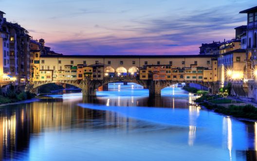 Обои на рабочий стол Под голубым небом мост Понте Веккьо / Ponte Vecchio во Флоренции, Италия