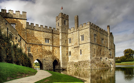 Обои на рабочий стол Замок Лидс / Leeds Castle в городе Мейдстон, Брумфилд, Великобритания
