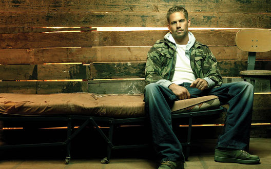 Обои на рабочий стол Актер Пол Уокер / Paul Walker на кушетке в хижине