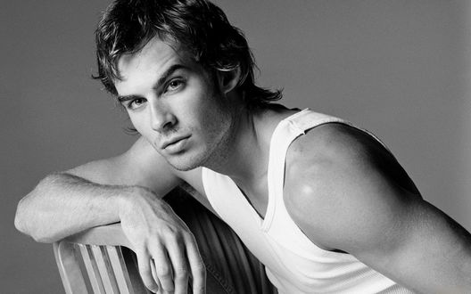 Обои на рабочий стол Актер Йен Сомерхолдер / Ian Somerhalder в белой майке на стуле