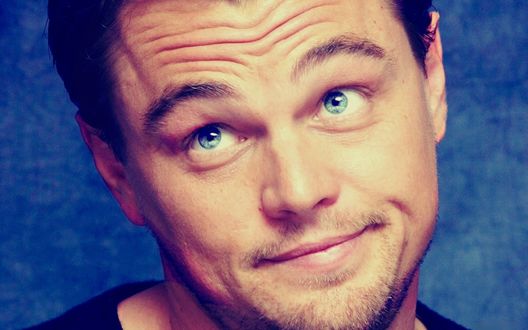 Обои на рабочий стол Актер Леонардо ДиКаприо / Leonardo DiCaprio корчит рожицу