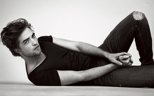 Обои на рабочий стол Актер Роберт Паттинсон / Robert Pattinson на полу в разорванных джинсах