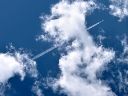 Обои на рабочий стол Самолёт запутался в облаках