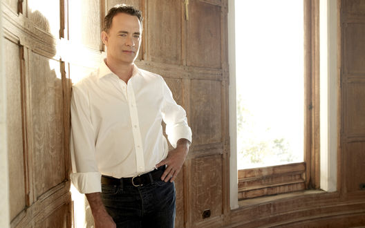 Обои на рабочий стол Актер Том Хэнкс (Tom Hanks)  в комнате, обитой деревом