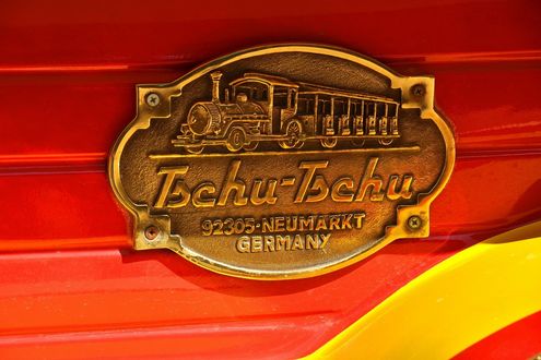 Обои на рабочий стол Эмблема на экскурсионном паровозике 'Tschu-Tschu' во Львове, Украина