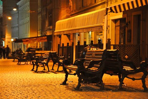 Обои на рабочий стол Ночная улица со скамейками и кафе, Львов, Украина