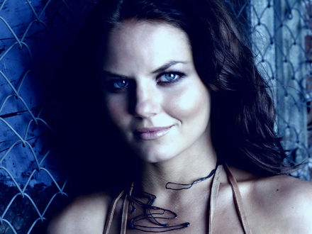 Обои на рабочий стол Актриса Дженнифер Моррисон / Jennifer Morrison у железной сетки