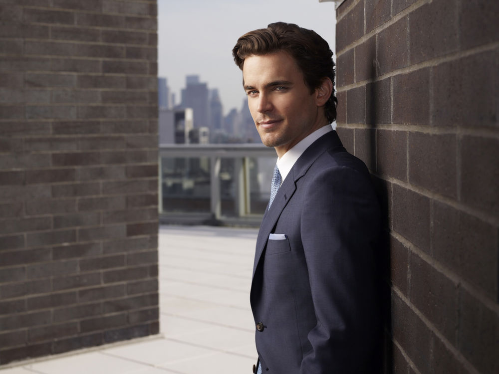 Обои для рабочего стола Актер Мэтт Бомер / Matt Bomer в деловом костюме стоит у стены здания