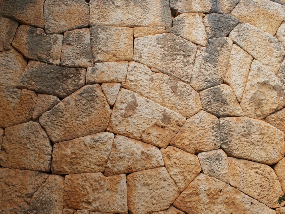 Каменная стена из булыжника