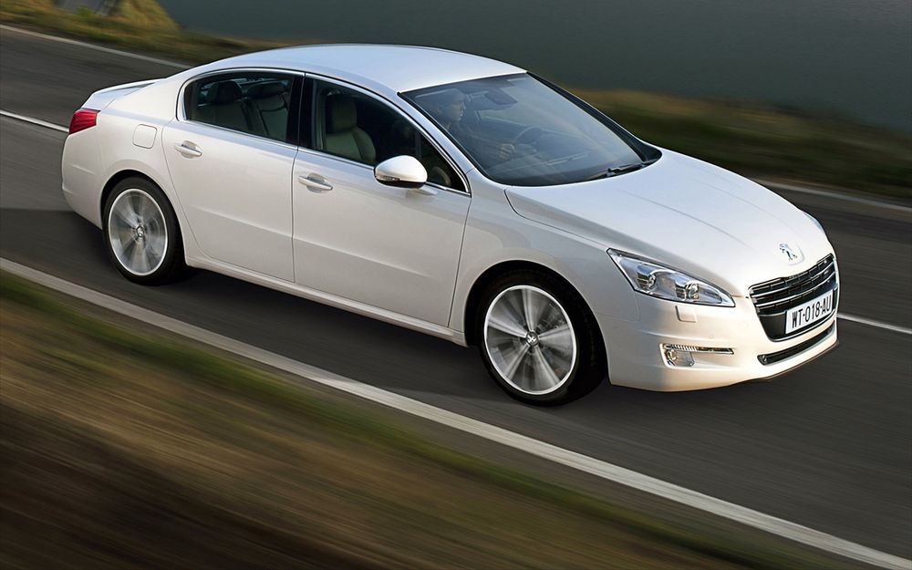 Обои для рабочего стола Peugeot 508 несется по дороге