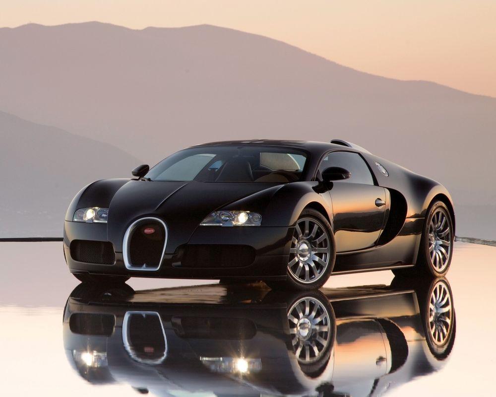 Обои на рабочий стол Черная Bugatti Veyron стоит на стеклянном полу на фоне  гор, обои для рабочего стола, скачать обои, обои бесплатно