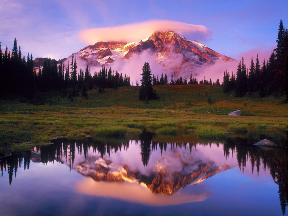 Обои для рабочего стола В тихом зеркале маленького озерца отражается красивая вершина горы