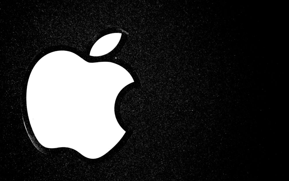 Обои для рабочего стола Логотип Apple, белое яблоко на черном фоне