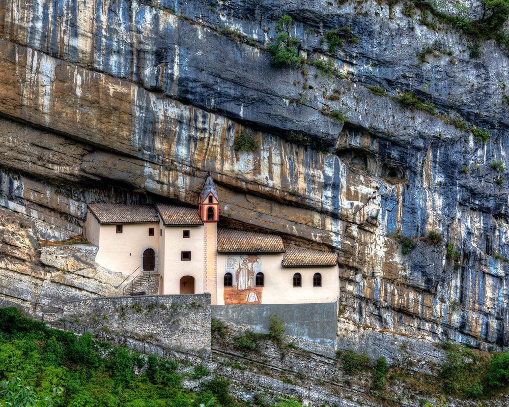 Обои для рабочего стола Эрмитаж Санкт-Колумбан в скалах, Италия / Eremo di San Colombano, Italia