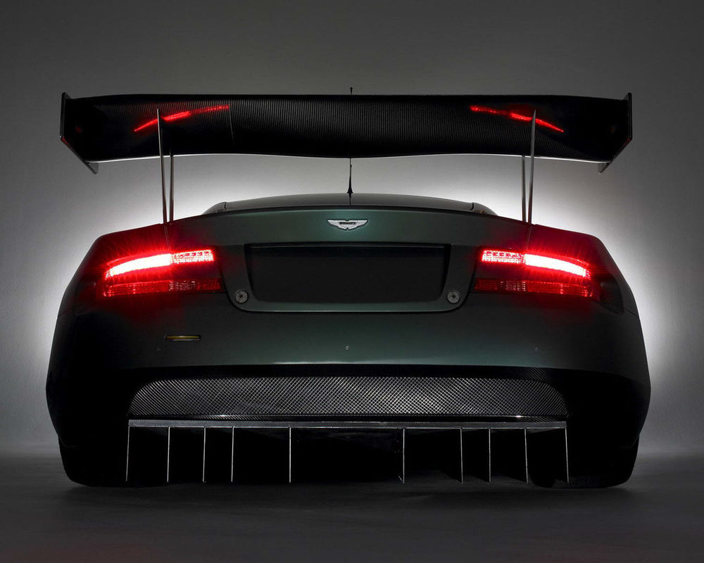 Обои для рабочего стола Aston Martin с горящими стопами вид сзади