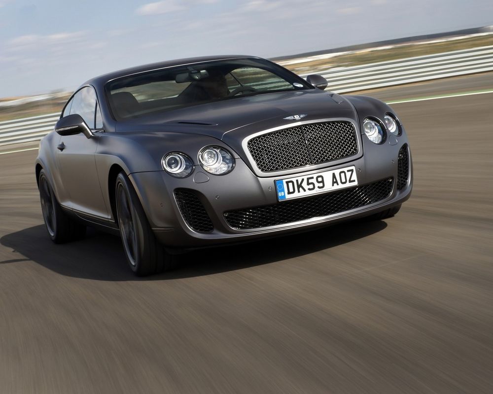 Обои на рабочий стол Машина Bentley Continental Supersports едет по дороге,  обои для рабочего стола, скачать обои, обои бесплатно