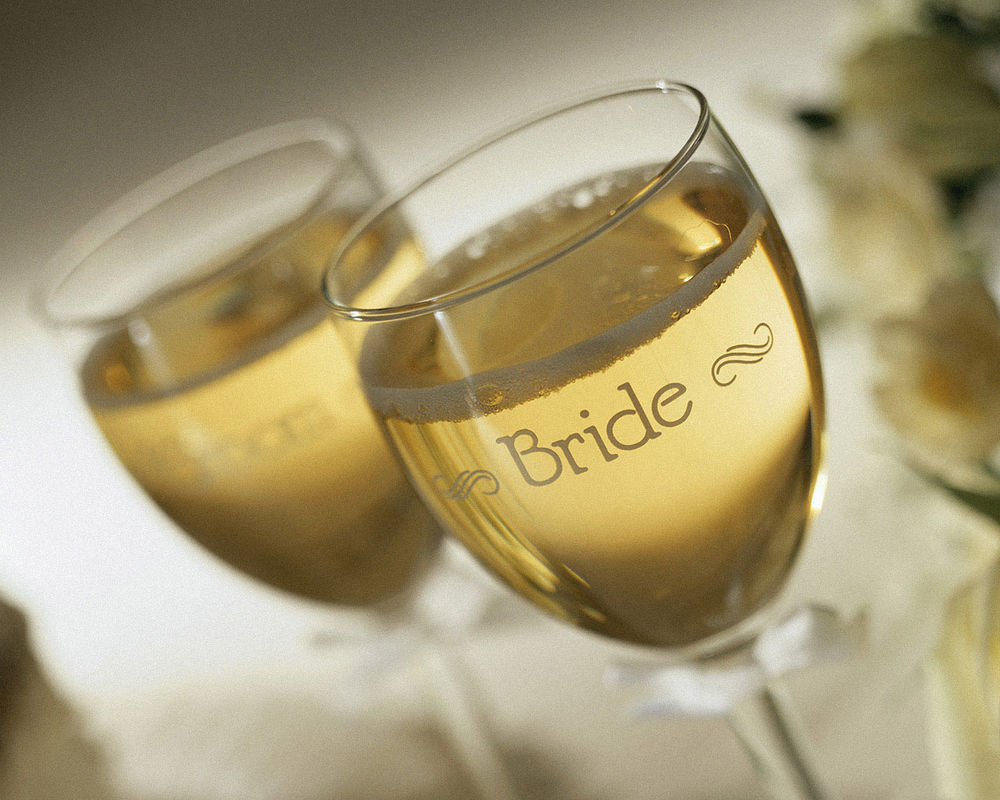 Обои для рабочего стола Шампанское в свадебных бокалах Bride