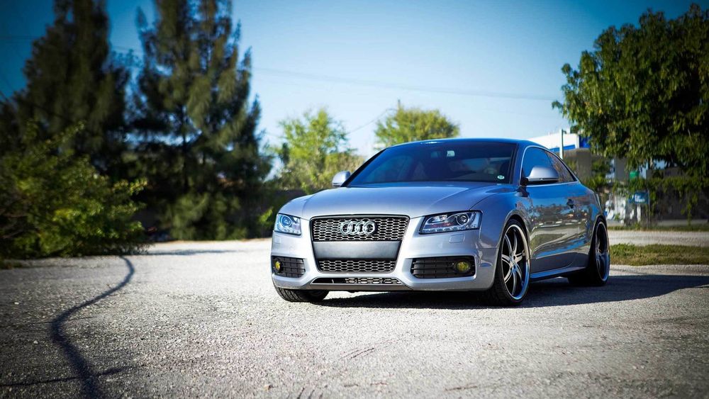 Обои для рабочего стола Новенькая Ауди / Audi стоит на солнце