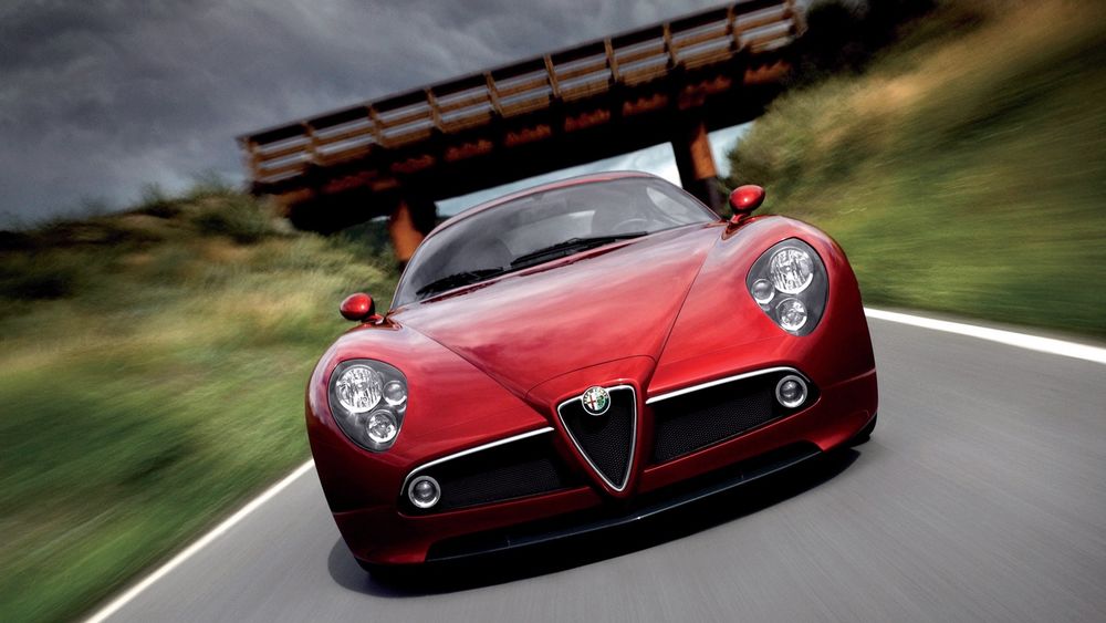 Обои для рабочего стола Красная Альфа Ромео / Alfa Romeo выезжает из-под моста