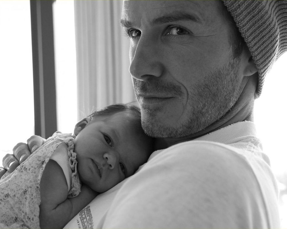Обои для рабочего стола Звезда футбола Дэвид Бекхэм / David Beckham с новорожденной дочерью