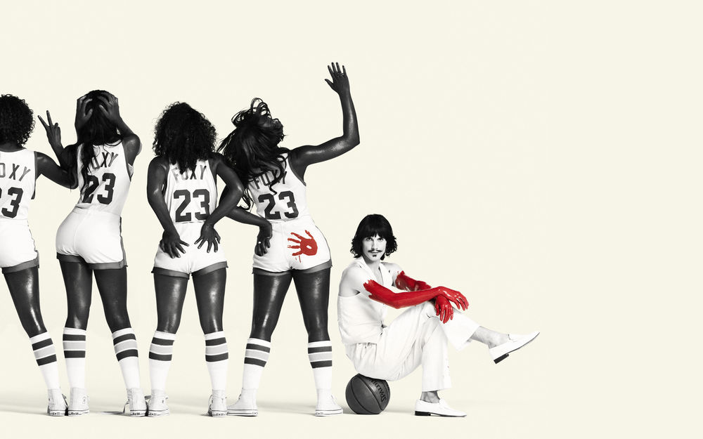 Обои для рабочего стола Женская сборная по баскетболу и их тренер с красными руками, сидящий на мяче