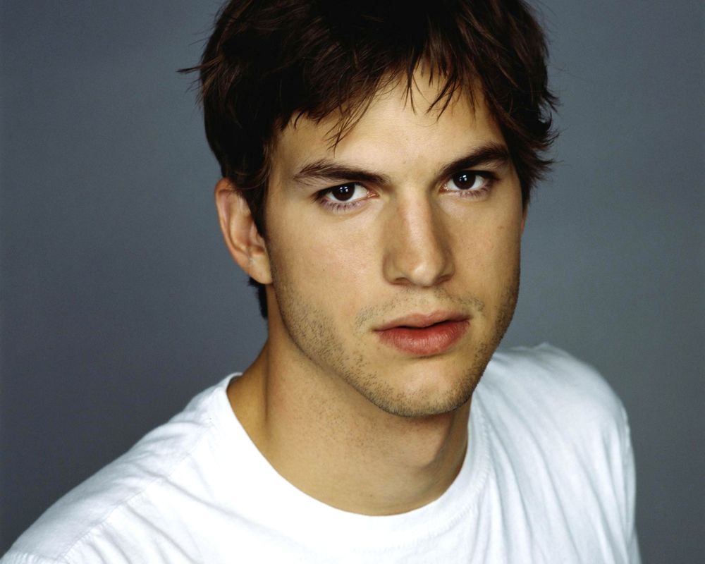 Обои для рабочего стола Актер Эштон Катчер / Ashton Kutcher в белой футболке