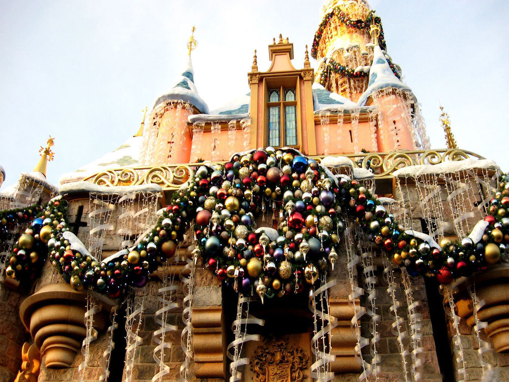 Обои для рабочего стола Новогодние декорации на замке в Диснейленде / Disneyland, Париж, Франция