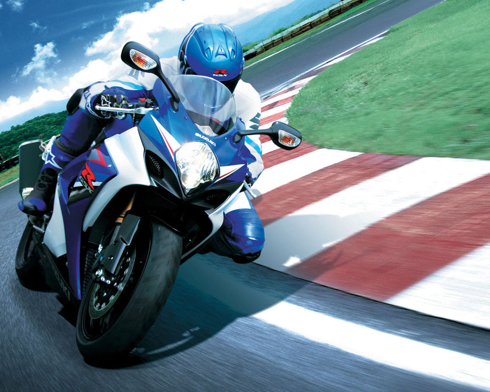 Обои для рабочего стола Мотогонщик на тест драйве мотоцикла Suzuki GSX-R1000