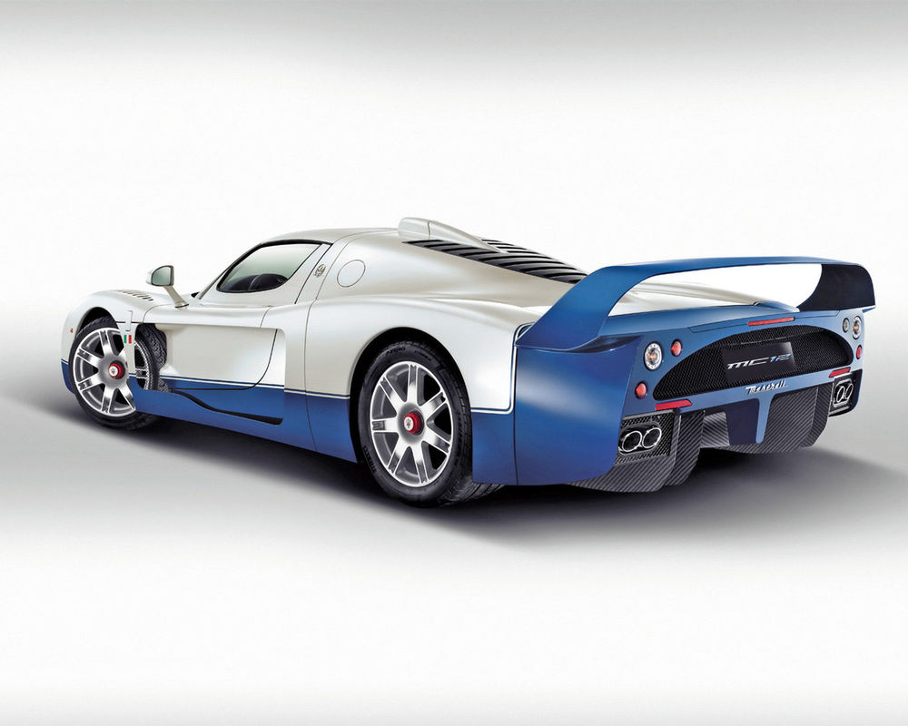 Обои на рабочий стол Спортивная машина Maserati MC12 бело синего цвета  стоит на белом фоне, обои для рабочего стола, скачать обои, обои бесплатно