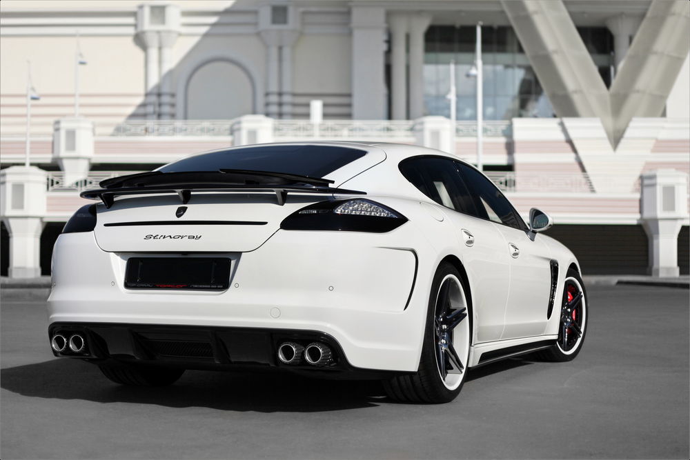 Обои для рабочего стола Черно-белый тюнинговый porsche panamera
